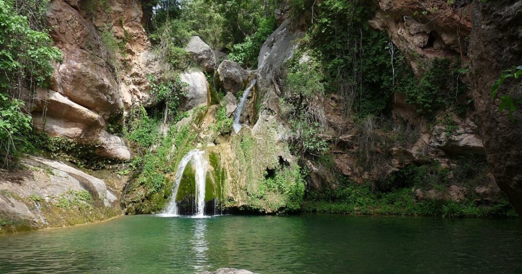 Exclusive Natural Pool with Waterfall Views in Catalonia: A Unique Real Estate Opportunity Exclusive Natural Pool with Waterfall Views in Catalonia: A Unique Real Estate Opportunity