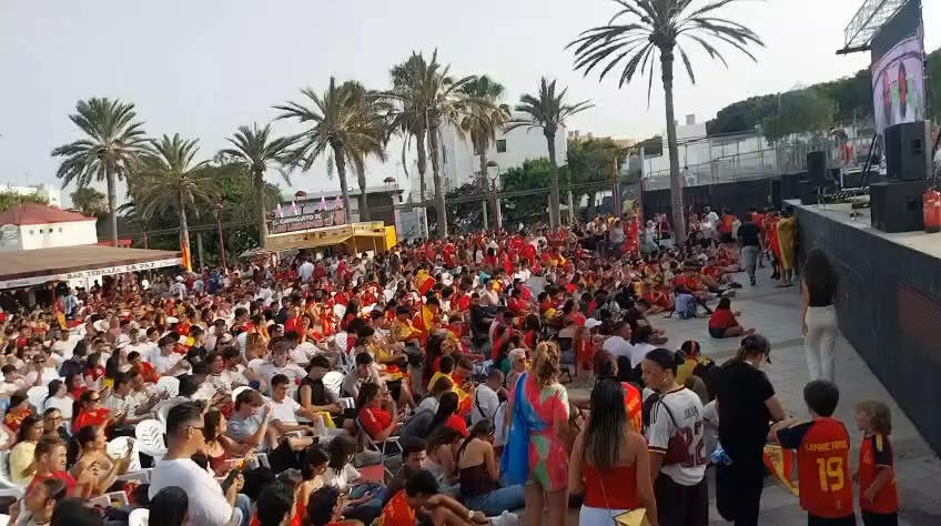 Crowd gathers in La Paz before Spain-Argentina World Cup final. Crowd gathers in La Paz before Spain-Argentina World Cup final.