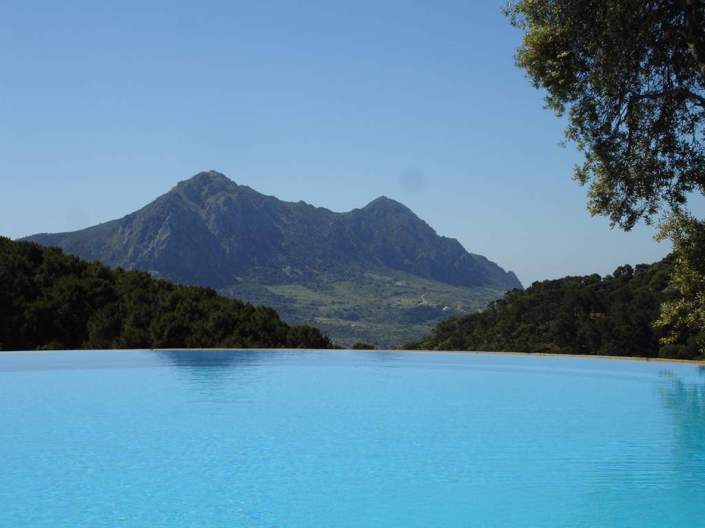 The Impact of Swimming Pools on Property Value in Spain