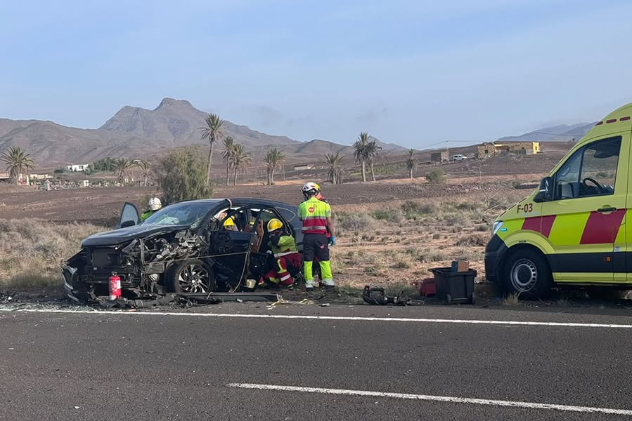 Three seriously injured in head-on collision in Tuineje. Three seriously injured in head-on collision in Tuineje.