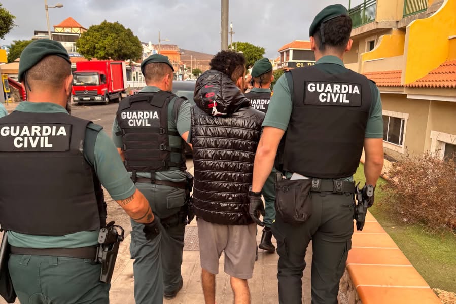 Civil Guard arrests four for violent robbery in Fuerteventura. Civil Guard arrests four for violent robbery in Fuerteventura.