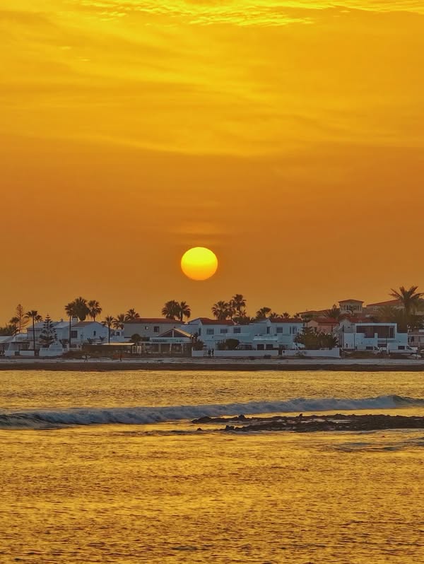 Sunset Sips: Your Romantic Spot by the Sea!